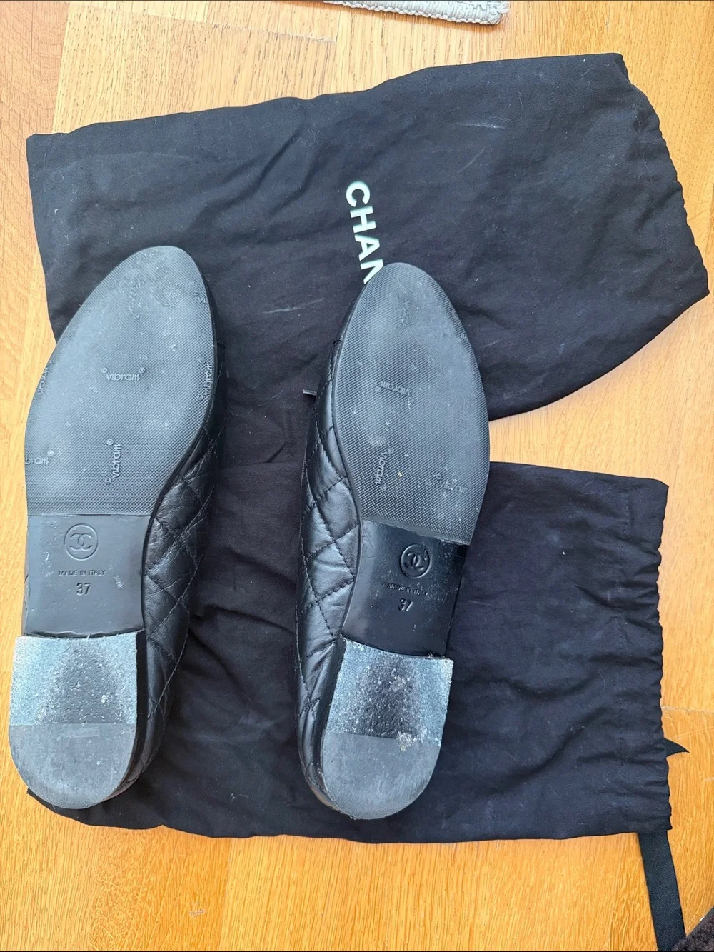 CHANEL Black Quilted Leather Ballet Flats with CC Logo and Bow